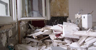 Демонтаж хрущевки в лесном - удаление старых полов и стен по выгодной цене от 1762 рублей.