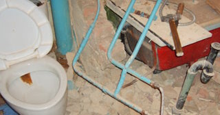 Профессиональный демонтаж перегородки ванной и туалета в лесном - от 570 рублей